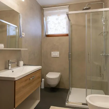 4 Bedroom Amazing In فيرسار
