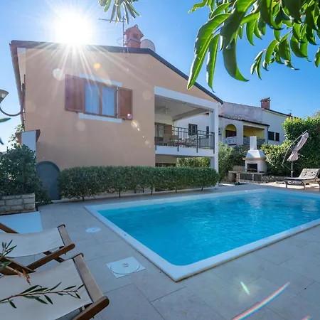 بيت للعطل 4 Bedroom Amazing In فيرسار